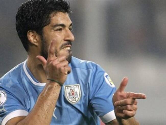 Luis Suárez puede entrenarse y ser traspasado: FIFA