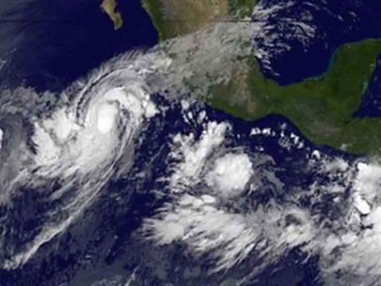 Evacuan Manzanillo por cercanía de huracán Jova