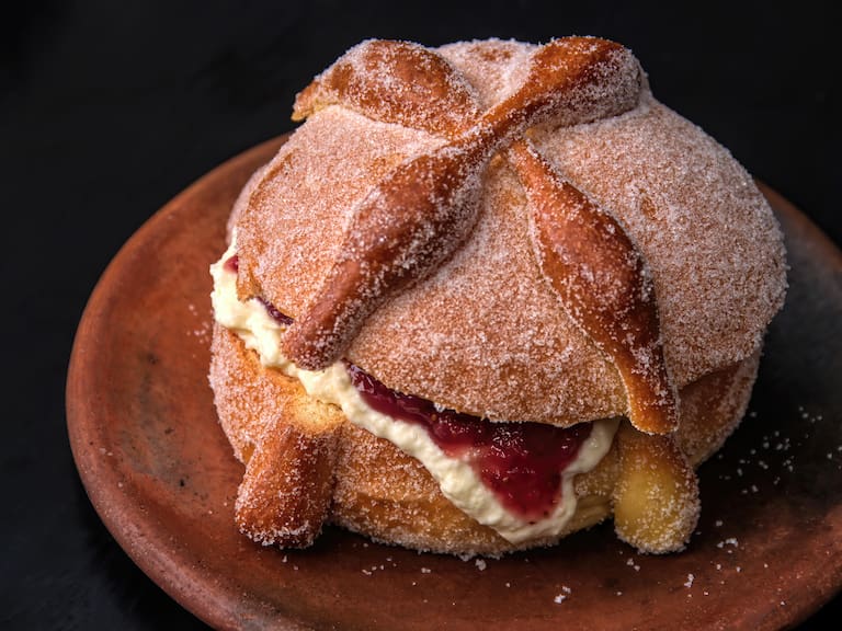 Mx - Pan de muerto relleno.