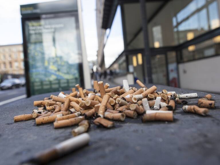 Tirar colillas de cigarro podría ocasionar multa de 25 mil pesos en CDMX