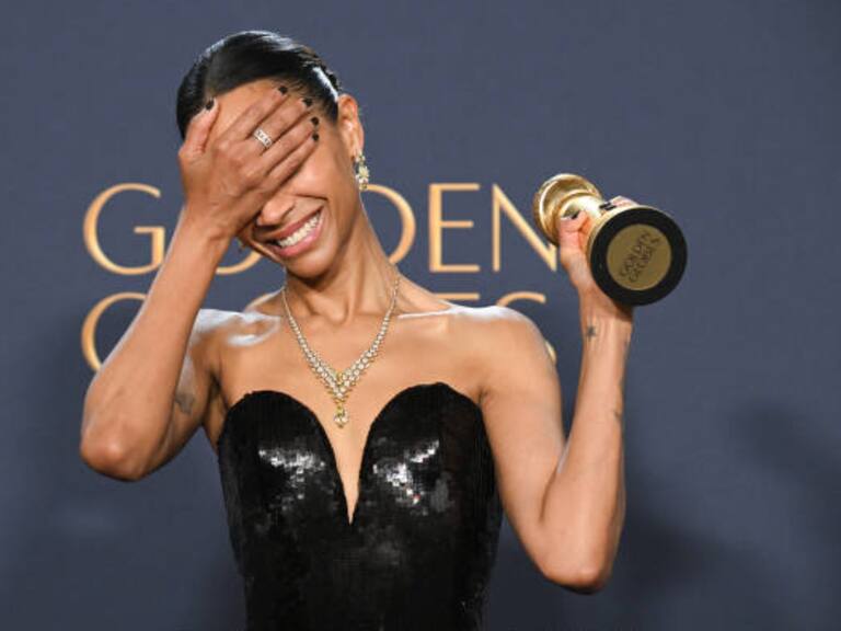 Zoe Saldaña en los Golden Globes 2025.
