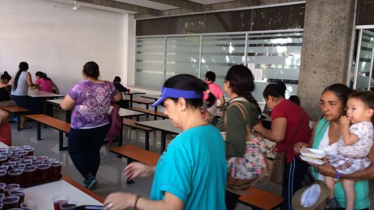 Voluntarios apoyan a familiares de enfermos del Hospital Civil Viejo con alimentos