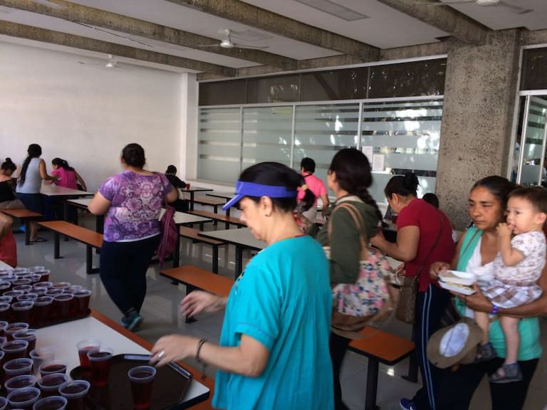 Voluntarios apoyan a familiares de enfermos del Hospital Civil Viejo con alimentos