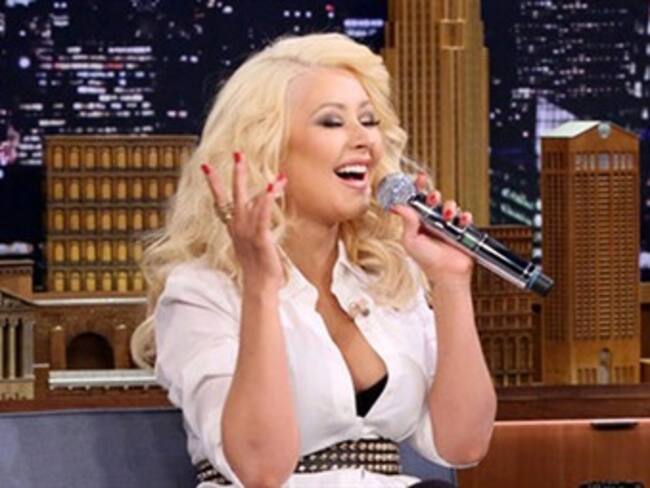 Imita Christina Aguilera a su eterna rival, Britney Spears