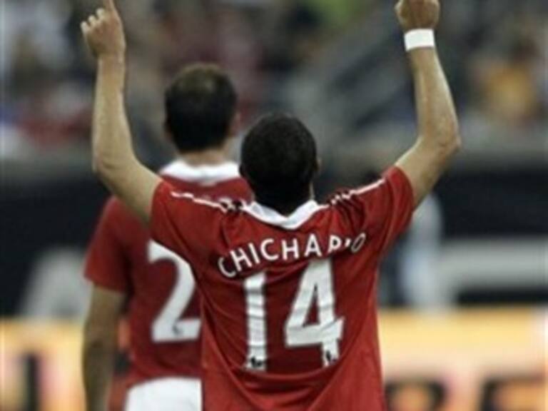 Anota el 'Chicharito' en su debut con Manchester United