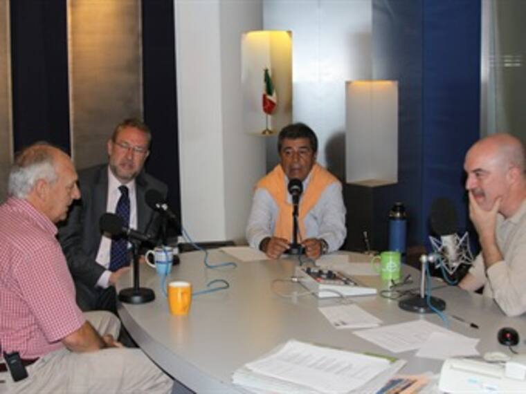 Mesa de futbol con directores técnicos