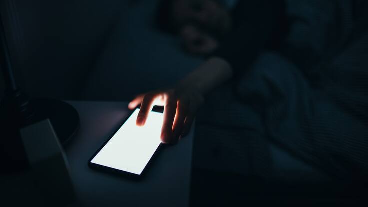 ¿Apagar el celular todas las noches? Lo que realmente pasa con tu teléfono mientras duermes