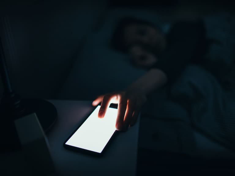 Mx - Dormir con el celular encendido