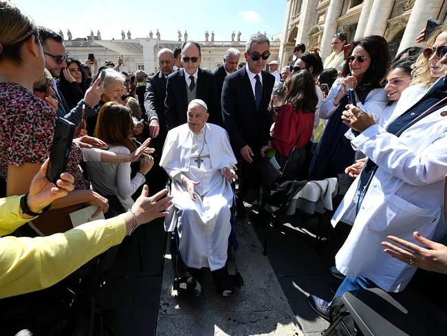 Así fue la primera aparición pública del Papa Francisco en la Plaza de San Pedro | VIDEO