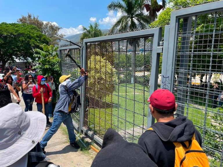 Mestros disidentes de la CETEG irrumpieron de manera violenta al Congreso de Guerrero y vandalizaron vehículos de legisladores y trabajadores.