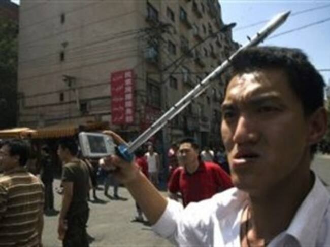 Marchan cientos de chinos con garrotes en Urumqi