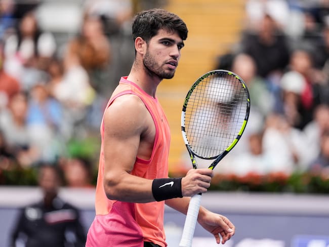 Carlos Alcaraz vence a Mpetshi Perricard en Pekín tras una polémica con la jueza de silla