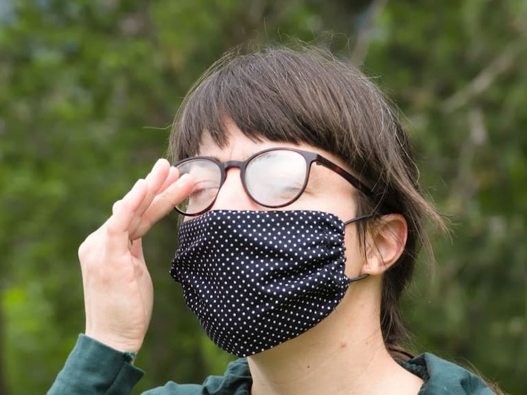 Si tus lentes se empañan con el uso de cubrebocas; te recomendamos esto