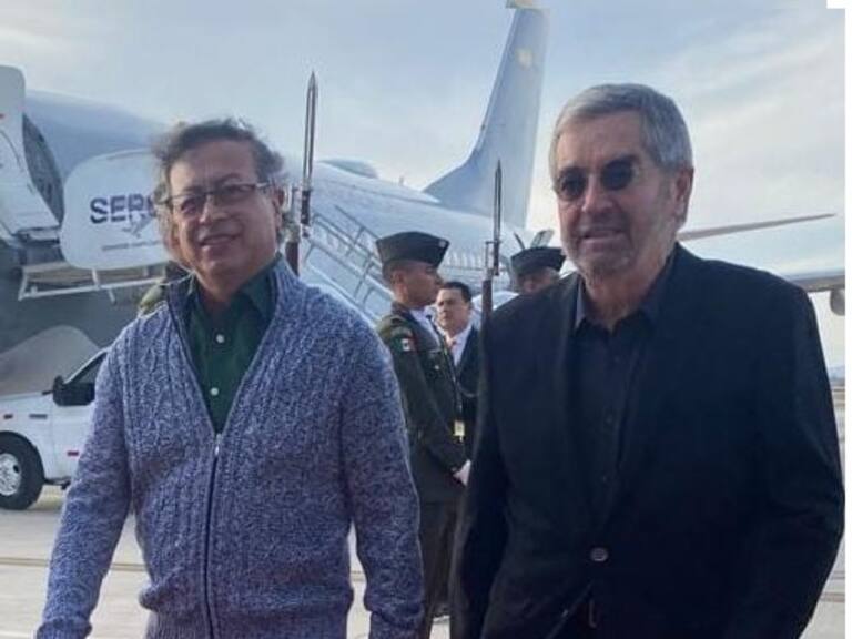 El presidente de Colombia, Gustavo Petro fue recibido por el canciller Juan Ramón de la Fuente a su llegada a territorio mexicano en donde se reunirá con la presidenta Claudia Sheinbaum.