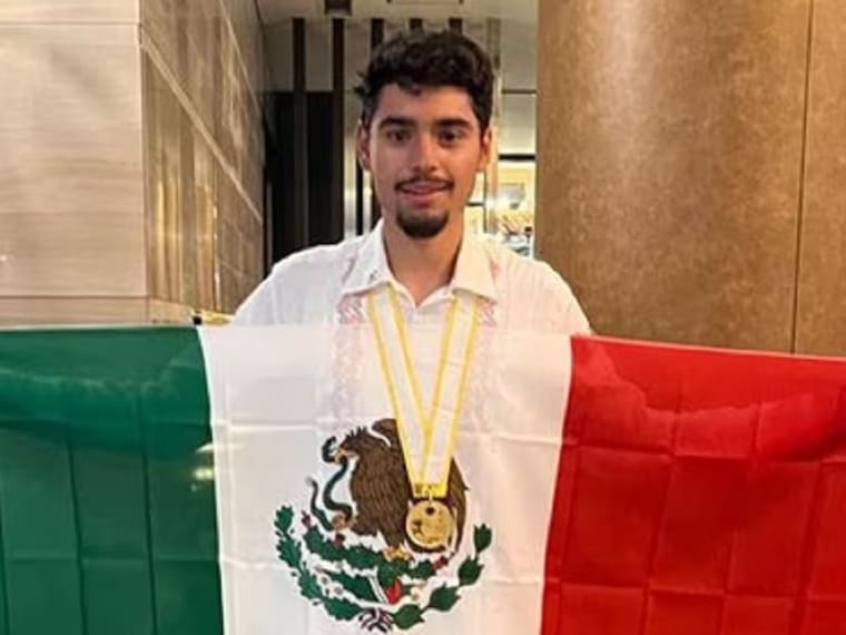 Rogelio Guerrero Reyes, estudiante de 17 años de la preparatoria Lic. Jesús Reyes Heroles, ganador de la medalla de oro en la 64 Olimpiada Internacional de Matemáticas que se realizó en Chiba, Japón