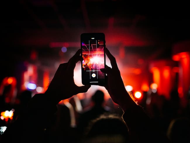 El regreso de los conciertos sin celulares: la nueva tendencia que busca devolver la magia del momento
