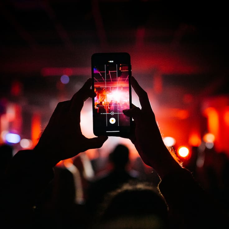 El regreso de los conciertos sin celulares: la nueva tendencia que busca devolver la magia del momento