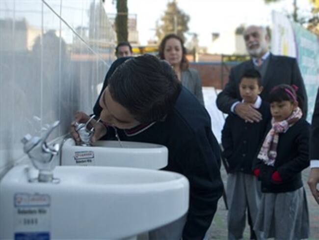 Será obligatorio proporcionar agua potable en comercios y escuelas