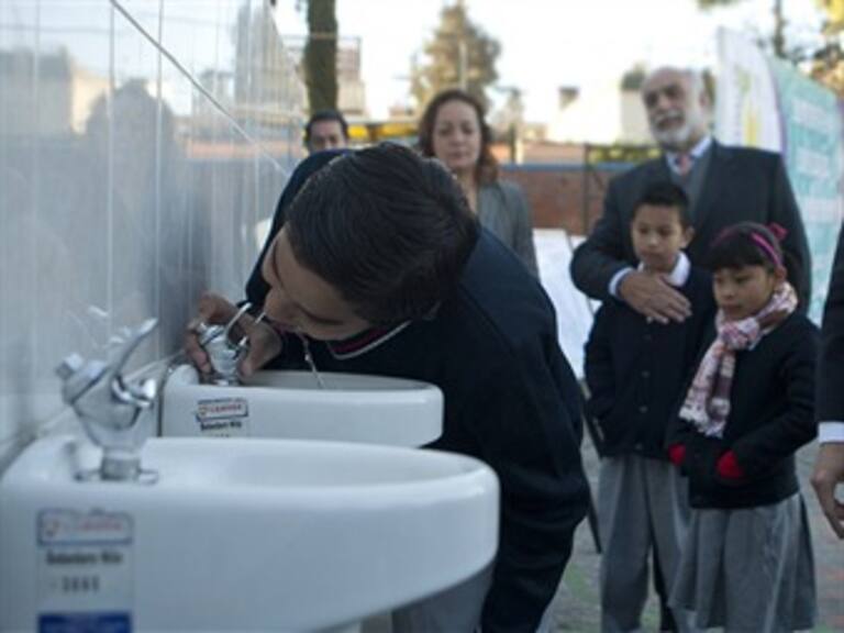 Será obligatorio proporcionar agua potable en comercios y escuelas