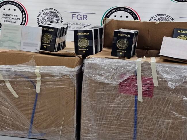 Detienen a dos por robo de pasaportes de la SRE