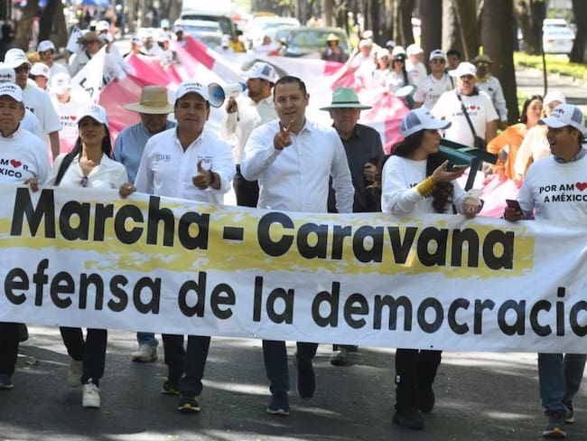 Arriba a CDMX caravana Silvano Aureoles en apoyo al INE