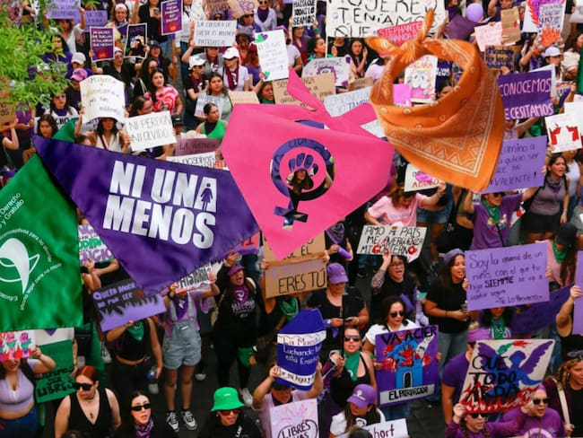 Marcha 8M: ¿Qué significan los colores de los pañuelos feministas que acompañan la protesta?
