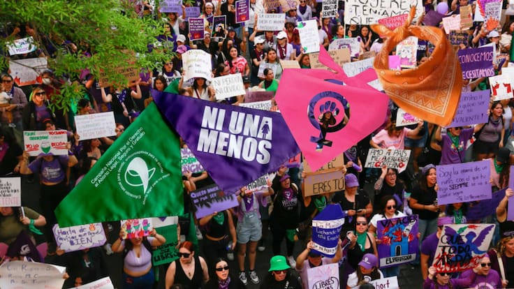Marcha 8M: ¿Qué significan los colores de los pañuelos feministas que acompañan la protesta?