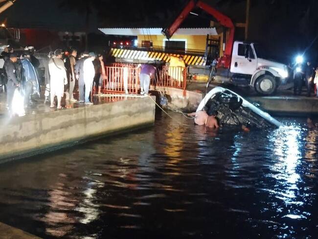Cae camioneta a río de Coatzacoalcos y mueren 7 jóvenes