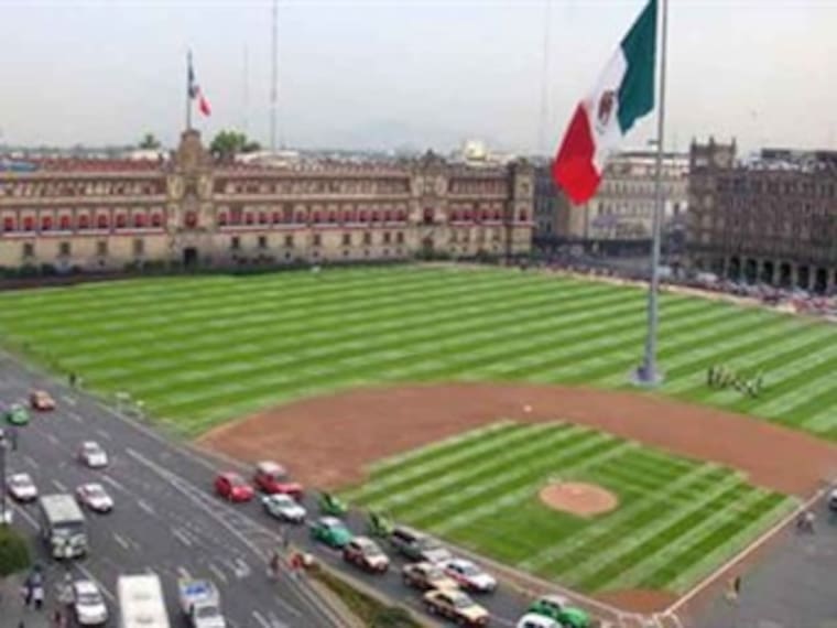 El Zócalo de la Ciudad de México se convierte en un mini estadio de beisbol