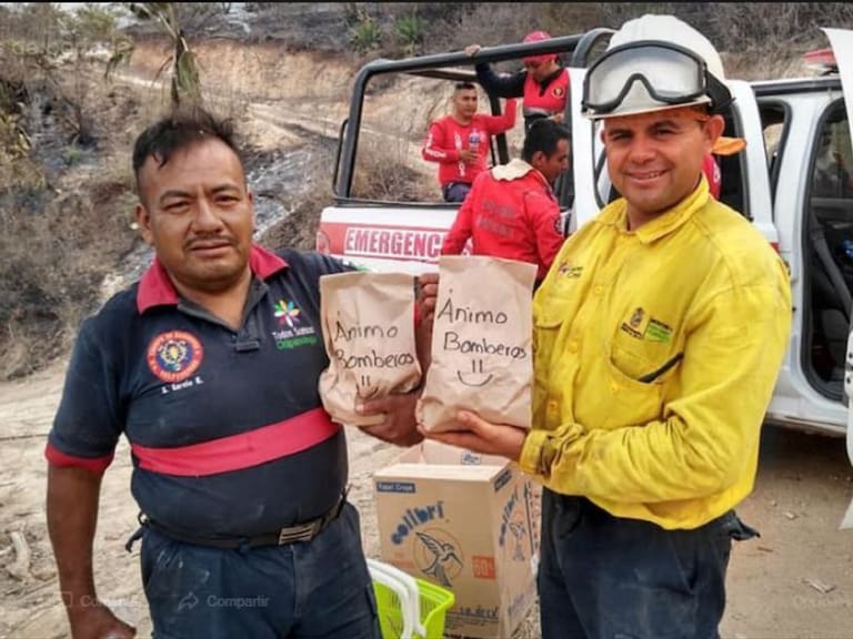 &quot;Ánimo bomberos&quot;; Llevan comida a bomberos que combaten incendios