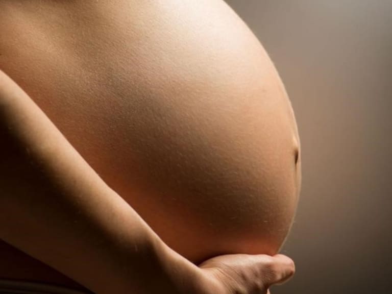 Manos milagrosas: operan a bebé afuera del vientre y luego es devuelto