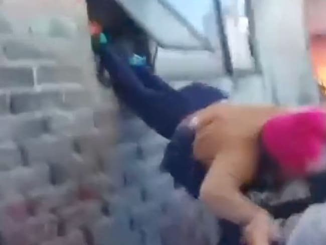 Incendio en Iztapalapa: Policías rescatan a mujer con síndrome de Down atrapada en su casa | VIDEO