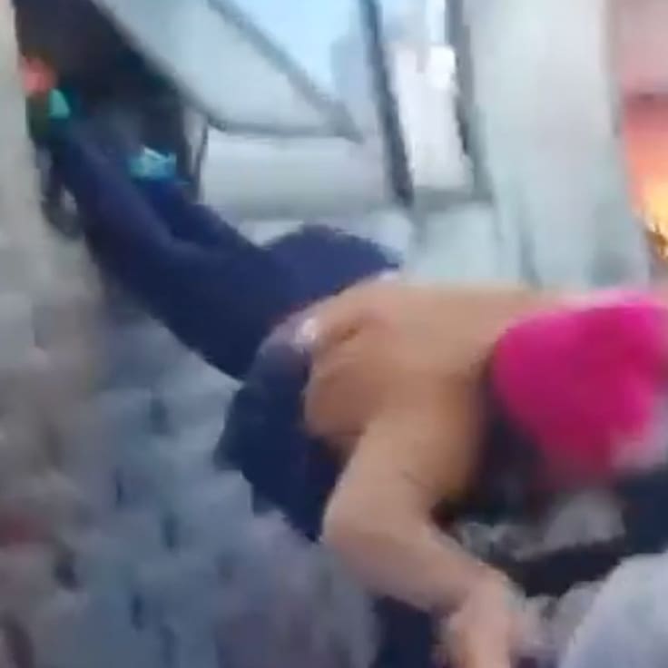 Incendio en Iztapalapa: Policías rescatan a mujer con síndrome de Down atrapada en su casa | VIDEO