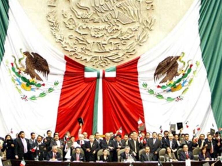 Reanudan sesión en San Lázaro tras entrega de V Informe