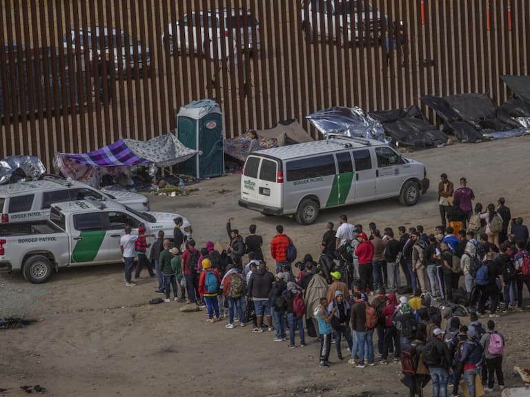 Campamento migrante instalado en el muro fronterizo de Tijuana y San Ysidro