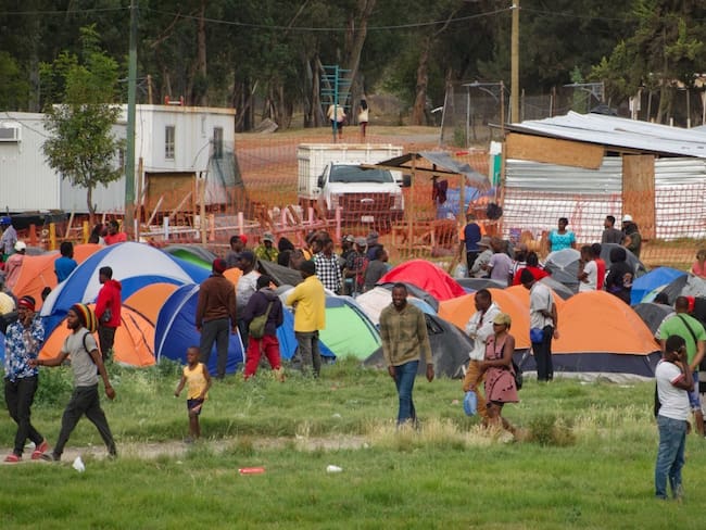 Regresan migrantes a Plaza Giordano Bruno por cierre de albergue en Tláhuac