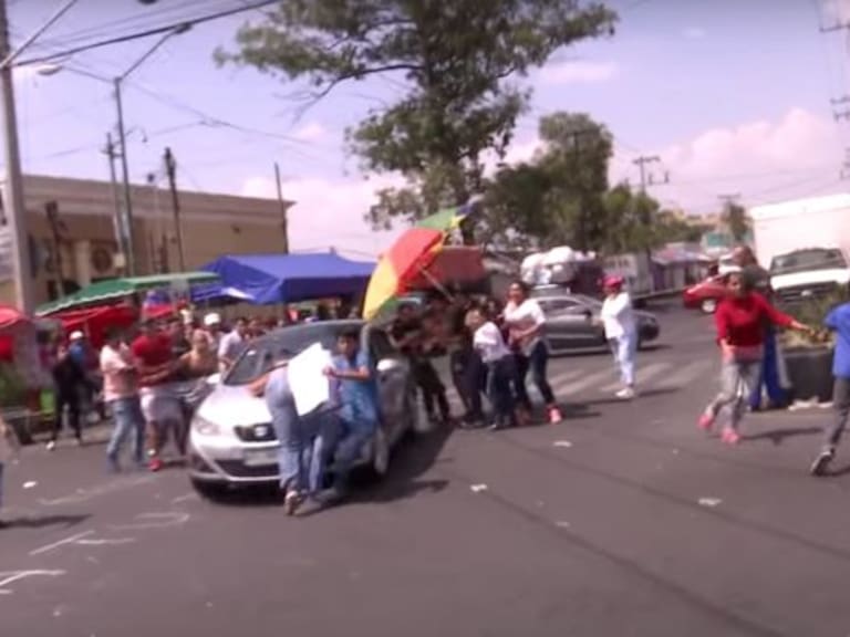 VIDEO: Vehículo arrolla a manifestantes en Iztapalapa