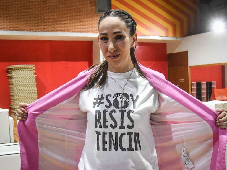 Noemi Berenice Luna, diputada y coordinadora del Pan, muestra su playera con la leyenda "#Soy Resistencia" durante la sesión ordinaria en la sede alterna "Sala de Armas" en la que se discutió la reforma al Poder Judicial.FOTO: MARIO JASSO/CUARTOSCURO.COM