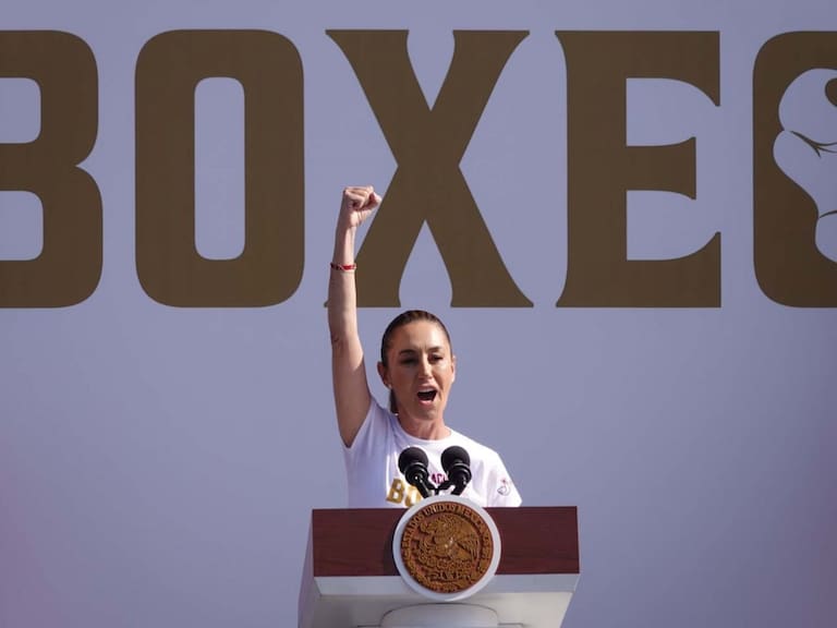 Claudia Sheinbaum, presidenta constitucional de los Estados Unidos Mexicanos, durante la Clase Masiva de Boxeo realizada en el Zócalo capitalino.FOTO: GRACIELA LÓPEZ/CUARTOSCURO.COM