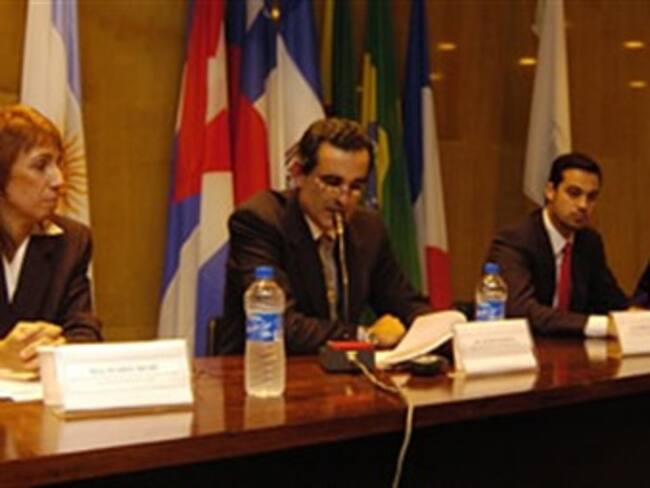Francia abre una unidad de crisis tras epidemia de gripe porcina en México