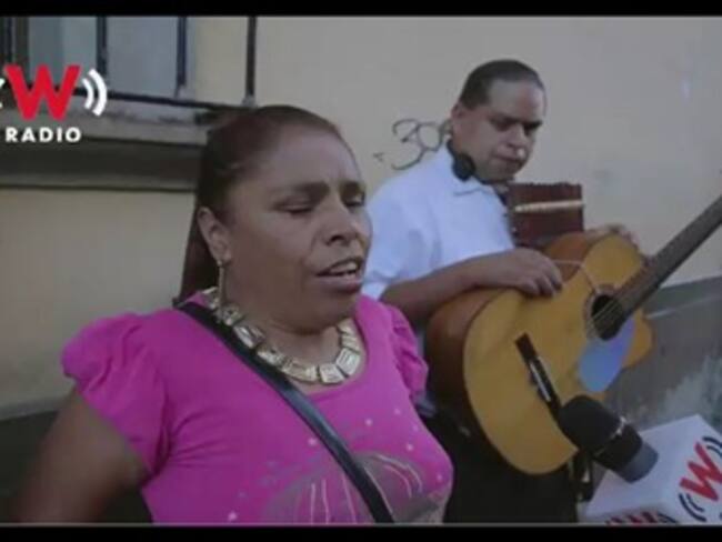 Artista callejera que canta igual a Shakira #WCervantina