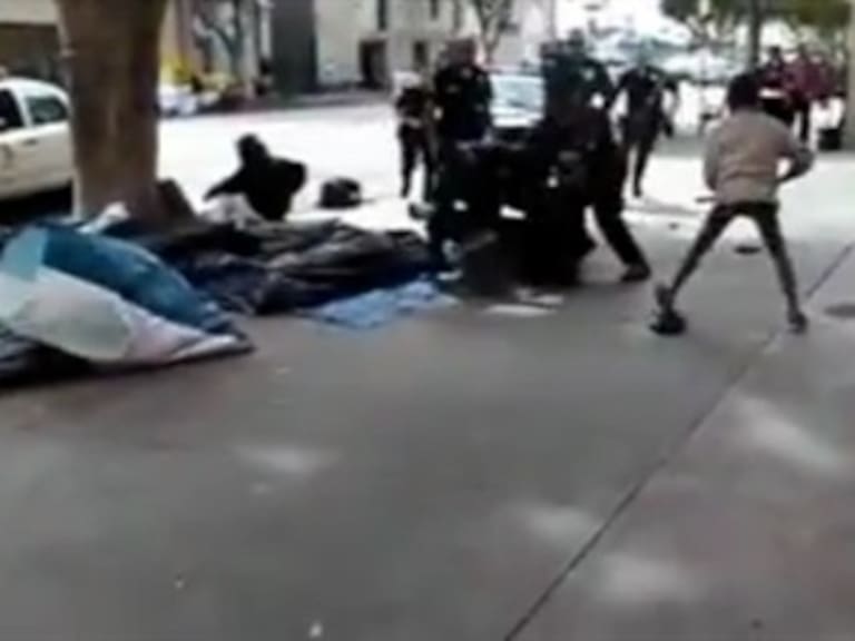 Policías matan a vagabundo desarmado en Los Ángeles