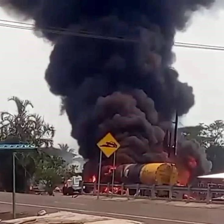 Pipa de combustible choca contra vehículos y desata fuerte explosión en la carretera Cárdenas–Coatzacoalcos