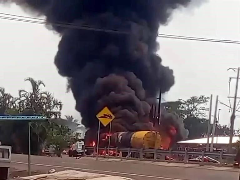 Pipa de combustible choca contra vehículos y desata fuerte explosión en la carretera Cárdenas–Coatzacoalcos