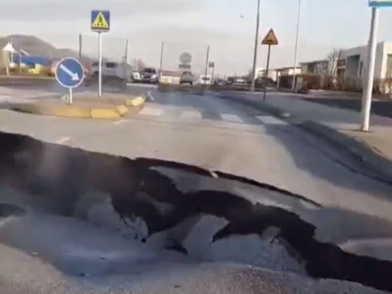 Alerta en Islandia: Fisuras volcánicas recorren calles de Grindavik | VIDEO