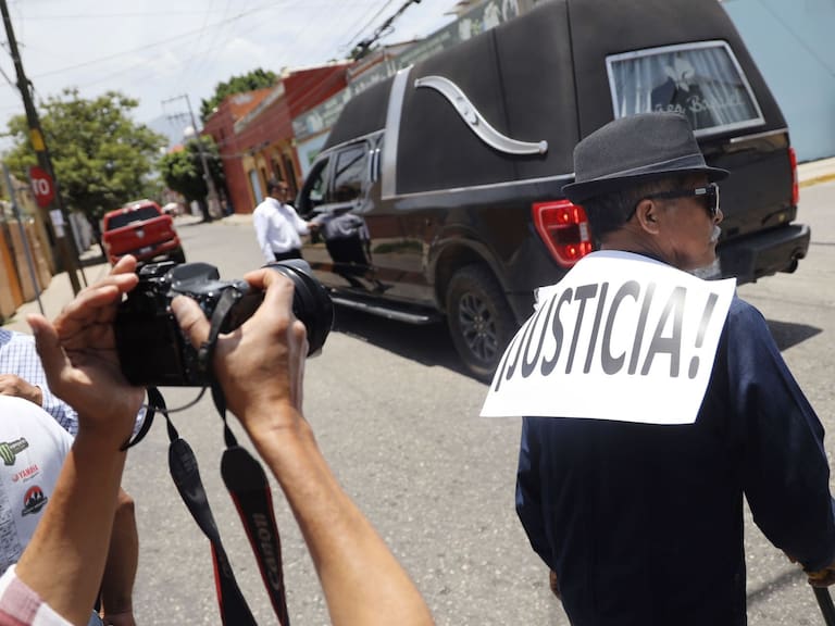 Periodistas oaxaqueños rindieron un homenaje de cuerpo presente al periodista, Francisco Alejandro Leyva Aguilar, asesinado el día ayer a unos metros de su domicilio.