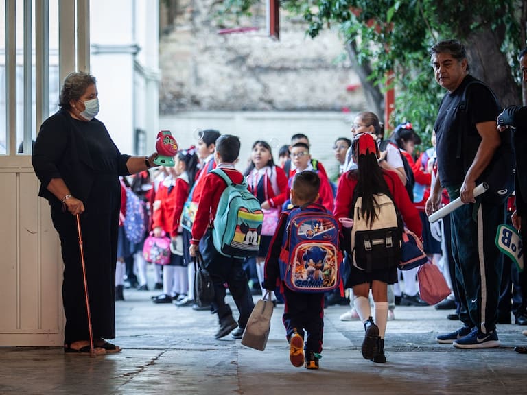 CIUDAD DE MÉXICO, Estudiantes regresando a clases. En la imagen aspectos de la primaria Fray Pedro de Gante y la escuela secundaria Cesar A. Ruiz. FOTO: ANDREA MURCIA /CUARTOSCURO.COM