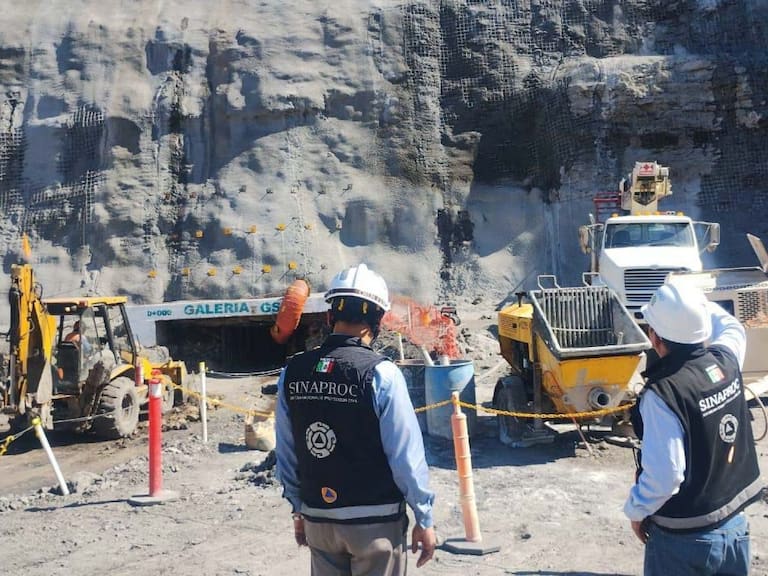 SABINAS, COAHUILA, 03AGOSTO2024.- Hoy se cumplen dos años del lamentable accidente en el municipio de Sabinas, Coahuila, donde 10 trabajadores quedaron atrapados en la mina “El Pinabete”. Desde el 3 de agosto de 2022 han transcurrido 730 días de trabajo ininterrumpido. y esfuerzos significativos en términos humanos, técnicos y económicos para recuperar a los mineros y brindar apoyo a sus familias. Hoy se realizó una ceremonia para recordar a los trabajadores, donde estuvieron presentes familiares, amigos y servidores públicos del gobierno federal, quienes desde el día del incidente los acompañan en el proceso de rescate, búsqueda y recuperación. En la segunda fase de búsqueda y recuperación subterránea, se llevan a cabo trabajos a través de tres frentes de ingreso a las galerías.
FOTO: COORDINACIÓN NACIONAL DE PROTECCIÓN CIVIL/CUARTOSCURO.COM