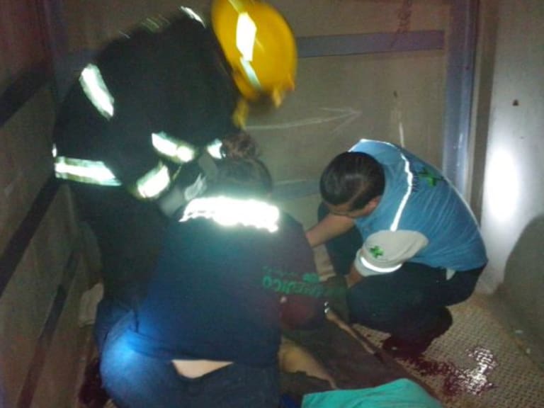 Dos personas resultan lesionadas tras la caída de un elevador