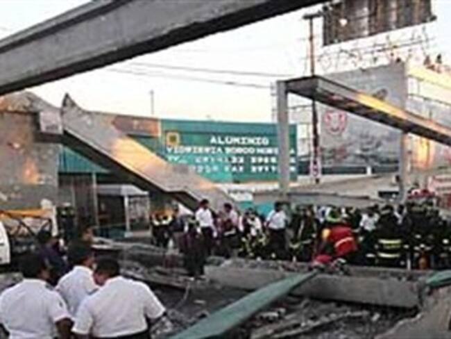 Mueren dos por caída de puente en Edomex